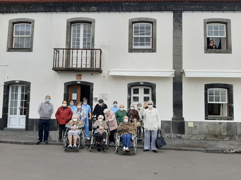 Grupo junto à Santa Casa